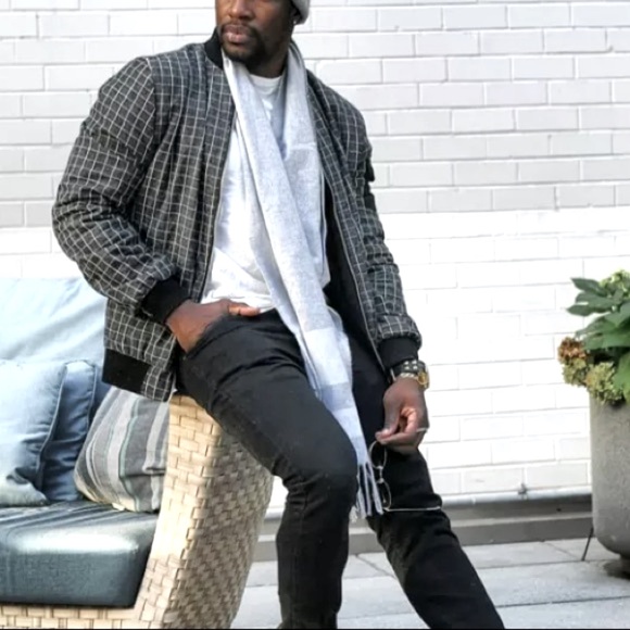 NWT Express Gray White Unisex Fringe Blanket Scarf - Picture 2 of 10